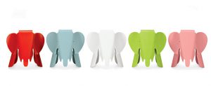 Taburete con forma de elefante en rojo, blanco, azul, verde y rosa