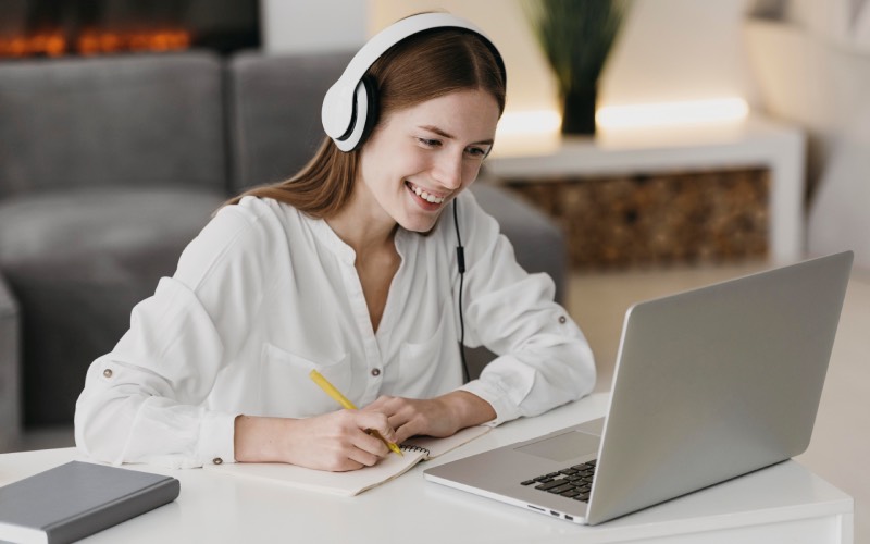 Mujer estudiando francés online