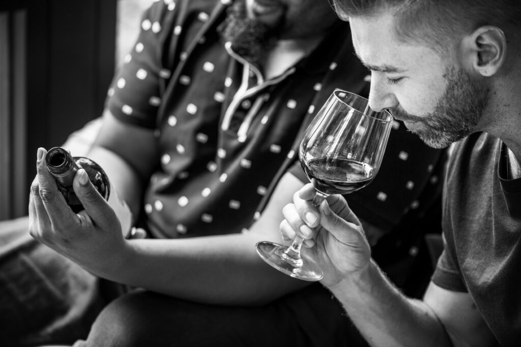 Hombre catando un vino de Navarro Bodeguero que le ha regalado su amigo