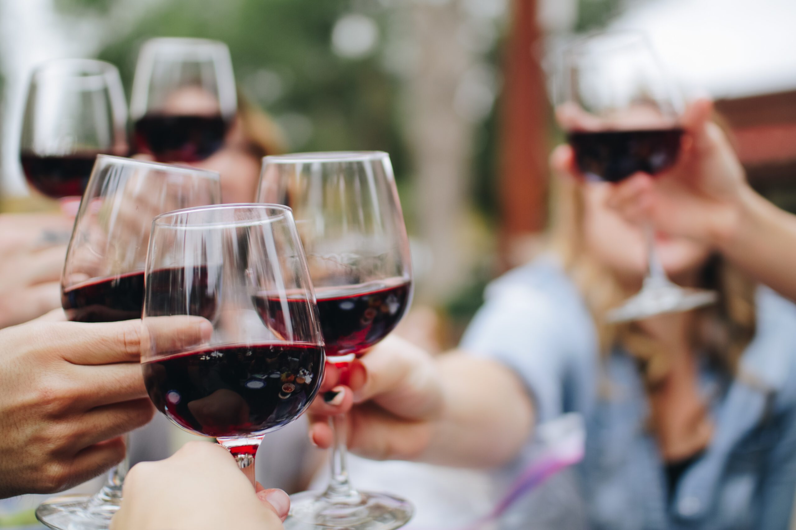 Gente brindando con un vino de una de las mejores tiendas de vinos en Valencia