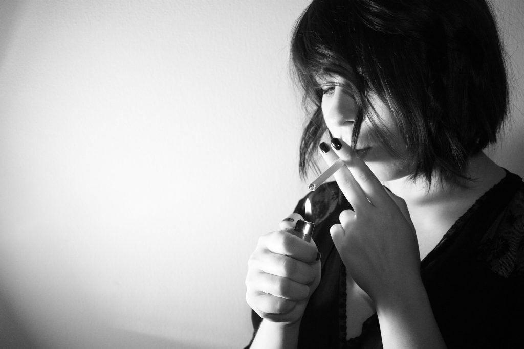 Mujer encendiendo un cigarro