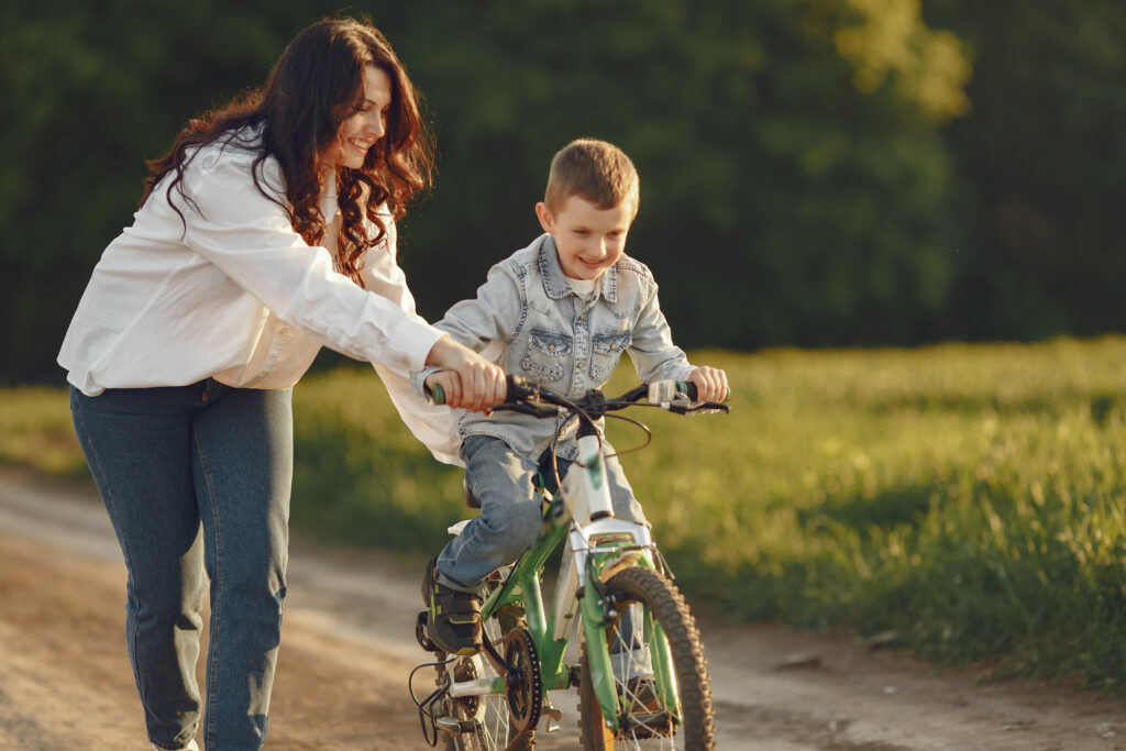Mama e hijo con bicicletas para niños