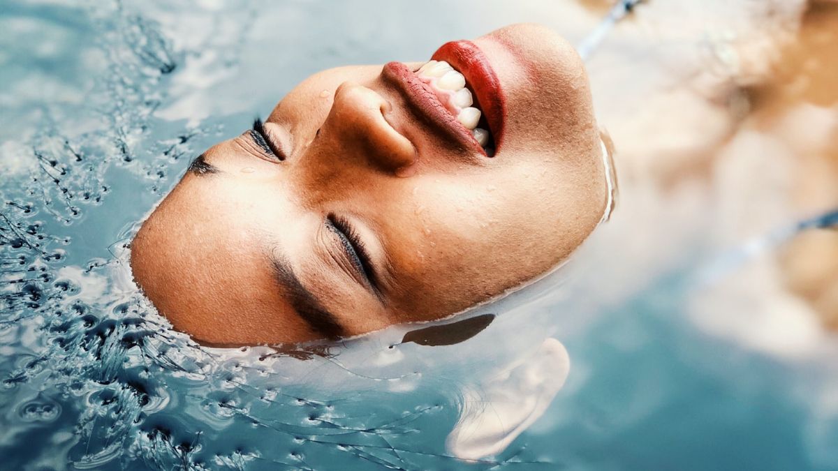 Mujer disfrutando del tratamiento de belleza facial