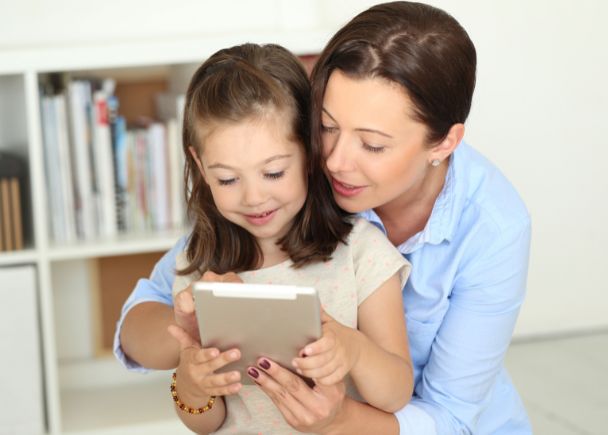 Madre e hija eligiendo mobiliario para un cuarto infantil