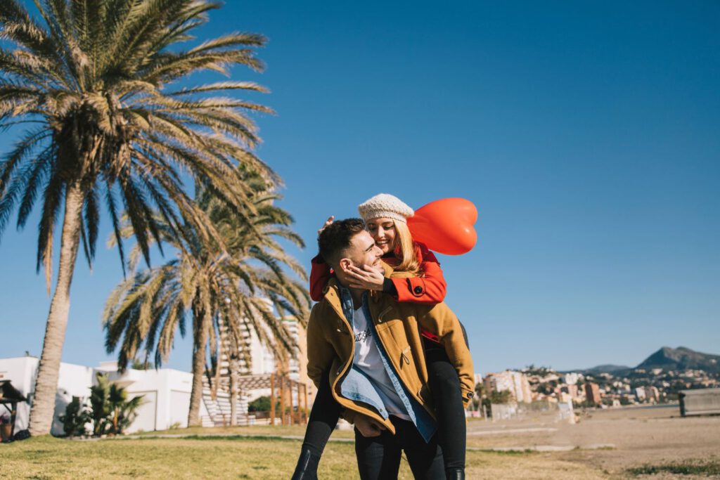 Pareja feliz en una playa de Alicante