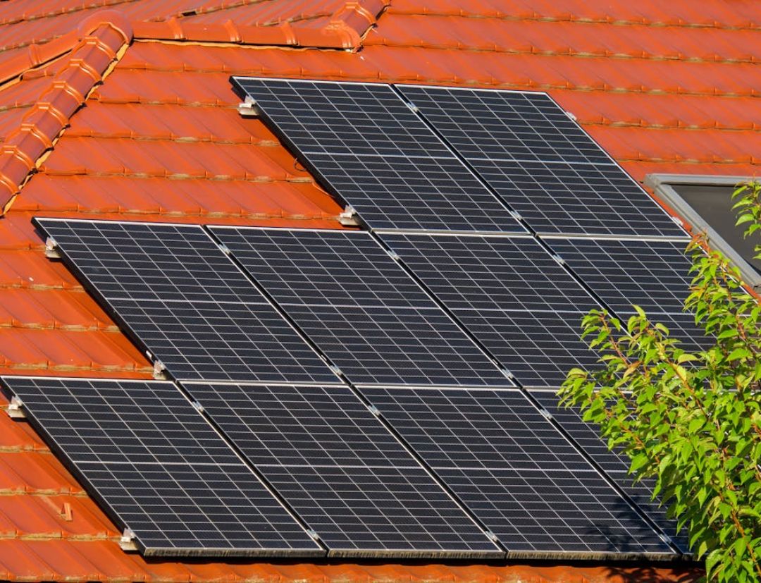 placa solares en un tejado rojo