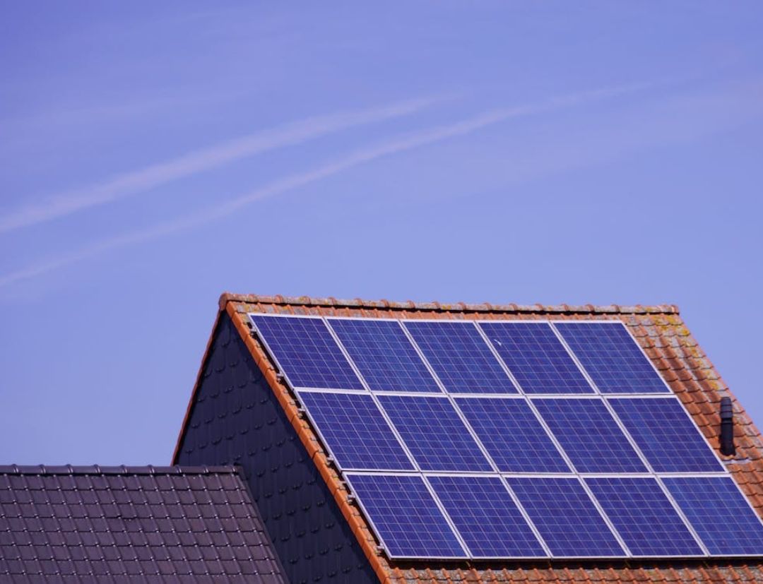 un tejado en valencia con placas solares